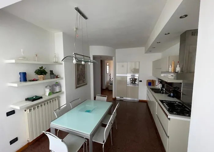 Charming Front Apartment *